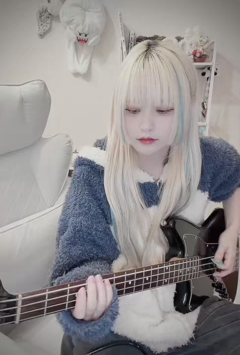 MADMEDさんの狂躁シェイプシフター すこしだけどベース弾かせていただきました、 最後まで全力で応援してます ベース音小さめになっちゃったのでイヤホン推奨かも MADMED-マドメド-