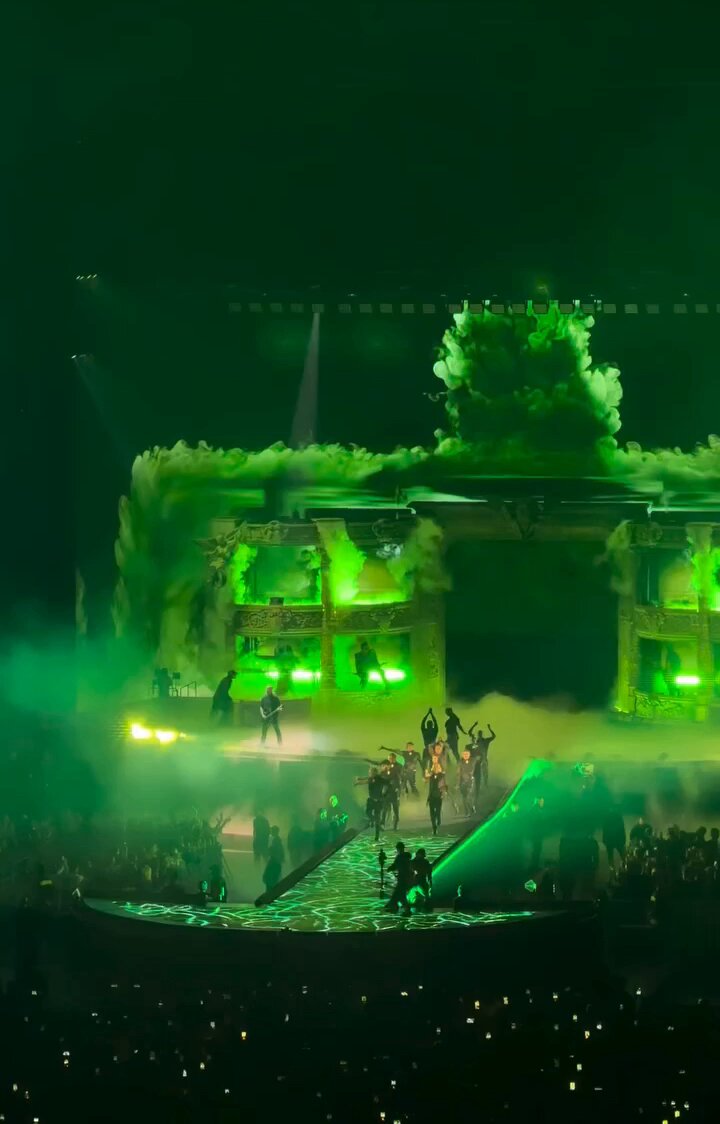 Lady Gaga iniciando a segunda noite da "The MAYHEM Ball" no Japão, hoje (22). 🇯🇵