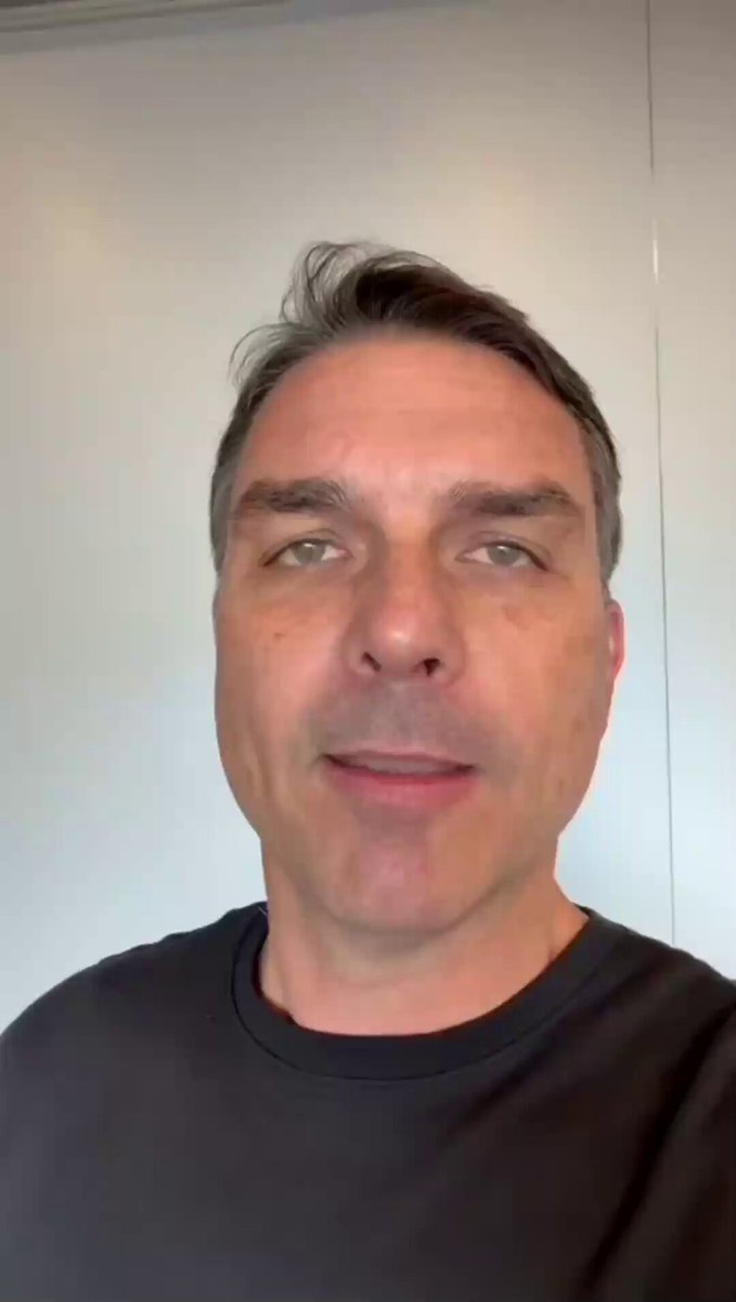 Lealdade não se mede em discurso ensaiado, nem em nota protocolar redigida por assessoria jurídica. Lealdade se mede quando há custo. Quando há risco. Quando o caminho mais confortável seria o silêncio. O que Rogério Marinho fez não foi um gesto simbólico. Foi uma escolha política clara. Abriu mão de um projeto pessoal, de uma candidatura viável em seu estado, para assumir publicamente um lado, um nome e uma causa. Em um ambiente onde muitos preferem esperar o vento soprar, isso tem peso. Lealdade é reconhecer quem te colocou de pé quando você ainda não tinha capital político. Lealdade é não fingir neutralidade quando o maior líder da direita brasileira está sendo perseguido, isolado e impedido de participar do jogo. Lealdade é não tratar a injustiça como um problema alheio. Ao se posicionar ao lado de Jair Messias Bolsonaro e declarar apoio explícito a Flávio Bolsonaro, Rogério Marinho fez algo que anda raro na política brasileira: assumiu responsabilidade. Não terceirizou. Não relativizou. Não se escondeu atrás de ambiguidades. Enquanto isso, muitos que foram eleitos sob o mesmo discurso, com o mesmo eleitorado e graças à mesma força política, sequer publicam uma nota. Não gravam um vídeo. Não escrevem uma linha. Preferem a conveniência do silêncio, a covardia estratégica, a espera calculada. E aí fica a pergunta que incomoda. Será que, se esse mesmo pedido fosse feito a outros, a atitude seria a mesma? Ou a lealdade, para alguns, só existe enquanto não cobra preço nenhum? Parabéns Senador Rogério Marinho🇧🇷