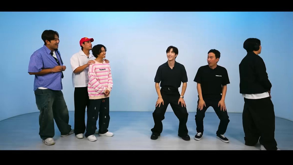 โอ้ยตลกมาก 5555555555 มาร์คใบ้ “โอ้โห มันจ้าซะเหลือเกิน” กับพี่เหว่ง ละตอนแรกพูดแล้วพี่เหว่งยังไม่รู้ กลายเป็น มันจั๊ดซีลีกวน จนพี่สมัครบอก More power หส่อยเท่านั้นแหละ 655555555555555555555555