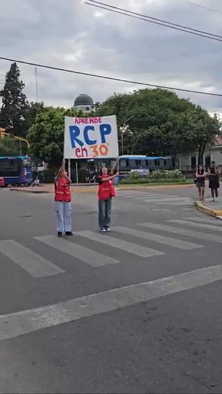La Cruz Roja de Salta hizo una campaña para enseñar RCP en 30 segundos en los semáforos de las calles de la provincia.