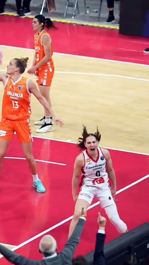 Este otro ángulo de la acción de Carla Leite. Cortesía de EuroLeague Women.