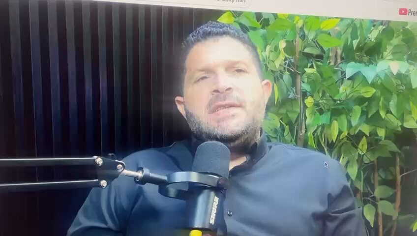 תשקיעו שתי דקות. לקראת הסוף הנ"ל מסביר שהוא חושד שהמרגל קיבל "מידע מאוד רגיש והעביר אותו לגורמים כאן בישראל שידעו להעביר אותו לגורמים בחוץ שהינם (או אינם) אוייב...היו מספר מדינות שחלקן חברות שלנו שביקשו להמתין עם התמרון כדי לבצע עיסקת שבויים...חשוב לדעת שמידע בעולמות שלנו זה הכל, זה זהב, מידעים כמו מתי צה"ל מתחיל לתמרן, מידע שיחיא סנוואר, ב-8 באוקטובר מדינות היו מוכנות לשלם על זה, והוא פשוט הוציא את זה החוצה". בתחילת השיחה הוא מסביר שהמרגל הופעל על ידי "אחים לנשק". כלומר: אחים לנשק העבירו מידע סודי ביותר לגורמים בחוץ. תבע אותי, אלמוג.