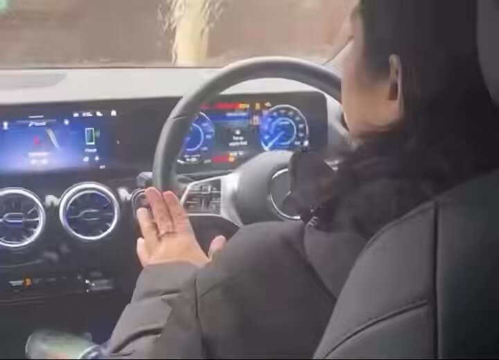 An immigrant Uber driver REFUSED to open the doors until a rider gave her a tip in the UK.. Terrifying.