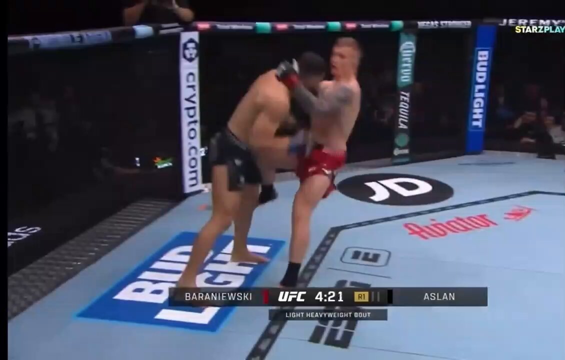 Mãe: "filho, eu vou sair e volto já se comporta e cuida do seu irmão" Eu e meu irmão quando ela fecha a porta: