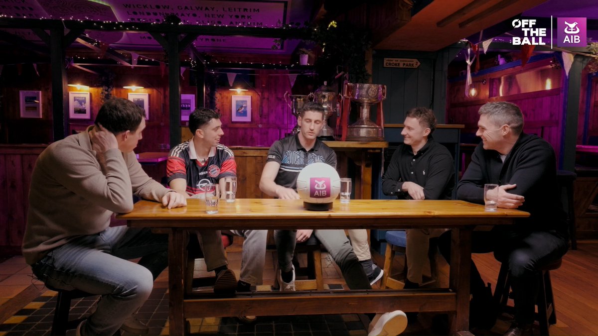 🗣️ "Diving into our history, our identity." 🔴 ⚪ 🗣️ "We can throw more at this!" 💪 Paul Geaney recalls a vital team meeting that changed the course of Daingean Uí Chúis, and stressed the importance of connecting to Dingle's history and identity as a club. What does it mean to make your town proud? The Football Pod Club in Dingle, out now on YouTube and podcasts ft. Paul Geaney and Dylan Geaney #GAA #TheFootballPod with AIB_GAA