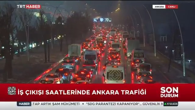 Ankara’da trafik yoğunluğu yaşanıyor. Başkentte iş çıkışı saatlerinde oluşan yoğun trafik, kar yağışının da etkisiyle uzun araç kuyruklarının oluşmasına neden oldu.