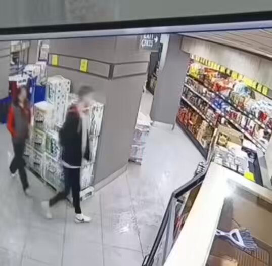 Kimseye gözükmemek için kolonun arkasında birbirlerine sarılarak hasret gideren çifti tüm Türkiye gördü☺️