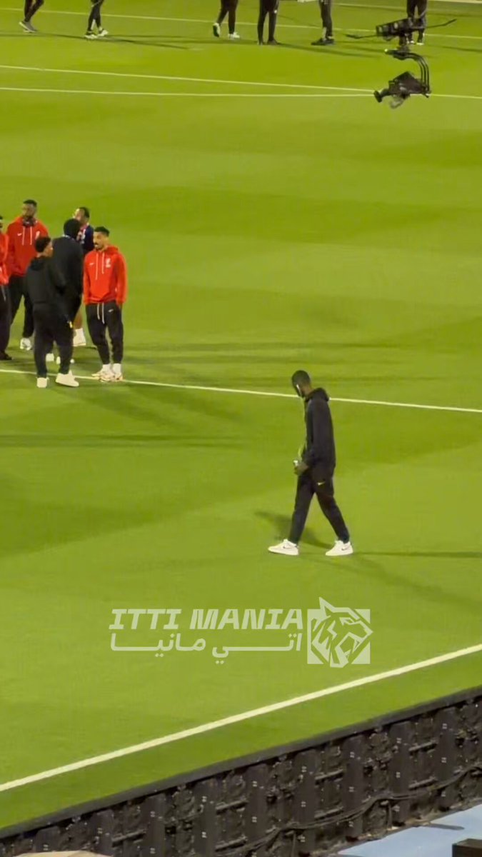 محمدو دومبيا يفحص ارضية الملعب ✅🐅 #الاتحاد_القادسية