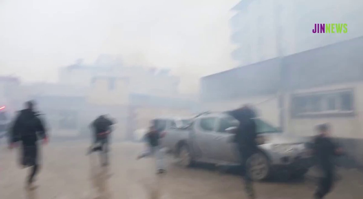 Suruç'ta Polis araçlarını ara sokaklara çekip havai fişekle saldıran pkklılar.