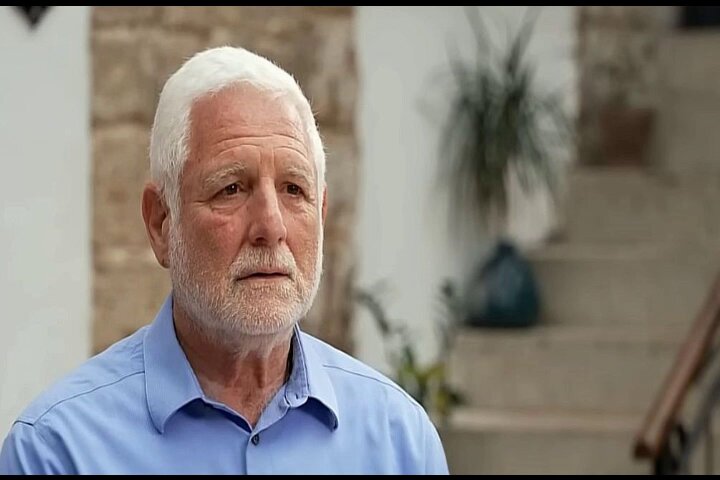 שבוע לפני מתקפת השבעה באוקטובר – אלוף (במיל.) דן הראל: "[ניכר] אובדן ההרתעה מול אויבינו; [גם] בגבול עזה המתדרדר; [נגרמה] פגיעה רחבה במערך המילואים של היחידות הכי החשובות ביותר בצה"ל, ולאובדן כשירות ויכולת מבצעית משמעותית; הסכנה האמיתית לביטחוננו היא פנימית ומגיעה מלמעלה [הממשלה]" ב-30 בספטמבר 2023, אלוף (במיל.) דן הראל, לשעבר סגן הרמטכ"ל, נאם בהפגנה המרכזית בתל אביב במסגרת המחאה נגד הרפורמה המשפטית. להלן תוכן נאומו של דן הראל: חג שמח לכל לוחמי הדמוקרטיה. אני לא מרבה לנאום בעצרות אבל בביטחון אני מבין, ומצבנו, איך לומר, לא משהו. 40 שנה אני בשירות מדינת ישראל, 36 מתוכן שירתתי בצה"ל, רובן בשירות שדה, חלקן בצמוד לדרג המדיני, ועוד שלוש שנים כמנכ"ל משרד הביטחון, ומעולם, אבל מעולם, לא ראיתי את הביטחון הלאומי שלנו במצב כל כך גרוע. ואני לא מתכוון לאובדן ההרתעה מול אויבינו שמריחים את חולשת הממשלה הרעה הזו, בין אם זה בגבול עזה המתדרדר, איו"ש הבוערת בטרור תחת סיפוח זוחל, חיזבאללה שמאתגר אותנו ללא שום חשש בצפון או איראן שהפכה למדינת סף גרעינית לכל דבר וענין. לא, הסכנה האמיתית לביטחוננו היא פנימית ומגיעה מלמעלה. זו הממשלה העבריינית שדרדרה את הערכים הבסיסיים, שעליהם חונכנו ולאורם לחמנו, לשפל המדרגה, שבה "שקר הוא אמת - ואמת היא שקר", ושבה הנדסת תודעה משוכללת הופכת ניסיון הפיכה משטרית ל "רפורמה", ומלחמה בבית המשפט העליון ל"חיזוק הדמוקרטיה". אלו שקרים נלוזים ואנחנו יודעים את זה. ממשלת הזדון הזו מביאה להתפוררותו של צה"ל ולסיכון קיומי אמיתי. הצעדים שבהם נקטה הממשלה להחלשת בג"צ, כבר הביאו לפגיעה רחבה במערך המילואים של היחידות הכי החשובות ביותר בצה"ל, ולאובדן כשירות ויכולת מבצעית משמעותית, ומחלחלת לאיטה גם למערך הקבע האיכותי שהוא השלד עליו בנוי צה"ל - וזה אינו הסוף. זה לא מספיק להם. קואליציית הבלהות הזו, שיותר מחצי מחבריה כלל לא שרתו בצה"ל, מתכננת להעביר בעוד שבועיים את חוק ההשתמטות. על פי הנדסת התודעה הם קוראים לו כמובן "חוק הגיוס", שיקבע שלימוד תורה ייחשב "כשירות משמעותי למדינת ישראל" ויפטור, בדרך זו או אחרת, מגזר שלם מחובת הגיוס תוך הותרת בנינו ככאלו שייוותרו לתרום שנים לביטחון המדינה ולשאת בעול הביטחון, שבלעדיו אין לנו קיום. העברת החוק תגרום לירידת מוטיבציית המתגייסים ולהתפוררות מואצת במערך הסדיר של צה"ל, כשאת היכולת המבצעית הנגרעת יספקו כנראה "תפילות החרדים וחסדי שמיים", וזה חברים סופו של צבא העם, ולנס שיצרנו כאן בעמל ויגע ב 75 השנה האחרונות, ולא ניתן להם להצליח. הקבוצה, שהקמנו לא מזמן, ועליה אני נמנה, "חומת מגן לדמוקרטיה", הכוללת כ-170 רמטכ"לים, מפכ"לים, ראשי מוסד ושב"כ וקצינים מדרגת אלוף ומעלה ומקביליהם בארגונים, הרוב המוחלט של ראשי ארגוני הביטחון שנשאו באחריות לביטחונה של מדינת ישראל בשלושים פלוס השנים האחרונות, אנחנו אומרים שיש דרך אחרת, של חובת השירות לכל, של ערבים, חרדים וחילונים שיתרמו מיכולתם לצה"ל, אבל גם לגופי ההצלה ולקהילות השונות בשירות אזרחי תואם, שווה זכויות וחובות, ויקדמו את מדינתנו בכלל מרכיבי הביטחון הלאומי. אבל כל זה בדיון רחב והסכמה בעם, ולא בחקיקה סקטוריאלית מזדמנת. ועוד נושא שהוא לכאורה אגבי, אבל בעל חשיבות עצומה למשרתים ולמשפחותיהם, שחמק מתחת לרדאר הציבורי במרוצת הקואליציה להחלשת בג"צ - נזנחה סוגיית העמדה לדין של חיילים סדירים ומילואים, ואנשי ימ"מ ושב"כ בכמאה מדינות שונות ברחבי העולם, שיש בהן חקיקה אוניברסלית, או בבית הדין הפלילי בהאג. מרוצת העיוועים של הממשלה הזו לפגיעה בבית המשפט העליון ולהחלשת בג"צ ויכולת ביקורתו, וסירובה הספציפי לדון בכלל הנושא הזה, חושפת את כל משרתי מערכות הביטחון, חיילים כאזרחים, לסיכון שיעמדו למשפט במדינות זרות על קבלת החלטה במחסום, או הרוג בג'נין, ויד ממשלתנו תקצר מלהושיע, ולא ניתן לזה לקרות. אבל בתוך כל החושך הגדול יש אור ענק אחד וזה אתם, מאות אלפים ששבת אחרי שבת מוחים בהמוניהם, יוצאים לרחובות או כותבים בעיתונים או ברשתות החברתיות, מתנגדים ולא מוותרים, מה שהביא לכך שחקיקה שלמה של עשרות ומאות חוקים תקועה בצנרת, ולמעט חוקים ספורים שעומדים לגורלם בבג"צ, הבלימה שלנו היא סיפור הצלחה ענק. ואנחנו צריכים לעבור להתקפה, לא נוותר, ונלחם בכל עוז בחוק ההשתמטות ובכל חוק אחר הפוגע בשוויון ובזכויות הפרט הבסיסיות. ואני מאמין שאם נתעקש, נהיה נחושים ונעמוד על זכותנו לחיות בארץ חופשית, ההפיכה תיעצר בסופו של דבר ואנחנו ננצח. זה די פשוט. פשוט אין לנו ארץ אחרת ואנחנו רוצים בה – רק דמוקרטיה. סימוכין: כתבות קודמות שישה ימים לפני מתקפת השבעה באוקטובר – אתר חדשות המזוהה עם חמאס מצטט דברים המיוחסים לאלוף (במיל.) דן הראל: הביטחון הלאומי במצב הגרוע ביותר מעולם; צה"ל עומד בפני איום קיומי אמיתי; [נגרם] נזק נרחב למערך המילואים של היחידות החשובות ביותר בצה"ל, ולפגיעה בכשירות וביכולת המבצעית הקריטית. סימוכין: חודשיים לפני מתקפת השבעה באוקטובר - אלוף (מיל.) דן הראל: ביטחונית יותר קל היום; האויב מוגדר; הגבול מאוד ברור; מאוד יציב; אין חדירות [משטח רצועת עזה לישראל]; [שלטון חמאסטן בעזה] הוא חלופה עדיפה מאשר החזקת 22 יישובים [יהודיים] בתוך השטח הערבי; צריך לפתוח את הגבולות של עזה [להגירה]". סימוכין: חברי קבוצת "חומת מגן לישראל" עליה נימנה אלוף (במיל.) דן הראל סימוכין: