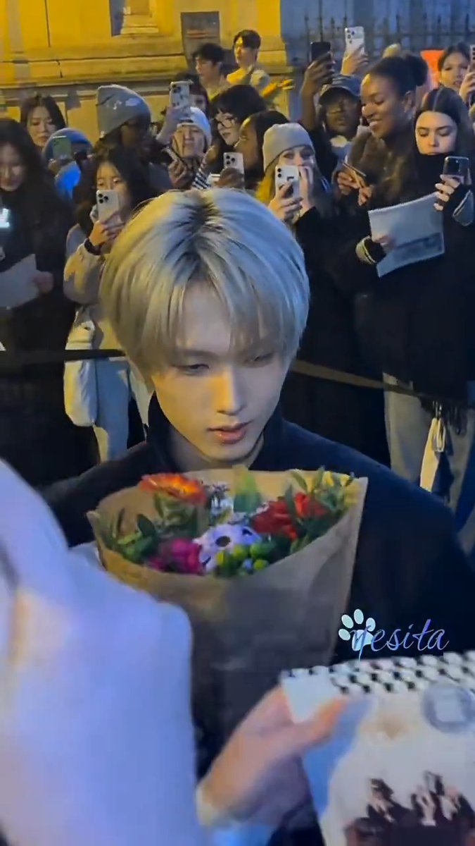 more and more flower bouquets for our pretty boy aww 🥹🫶🏻 JISUNG AT SYSTEM FW26 #SYSTEMFW26xJISUNG