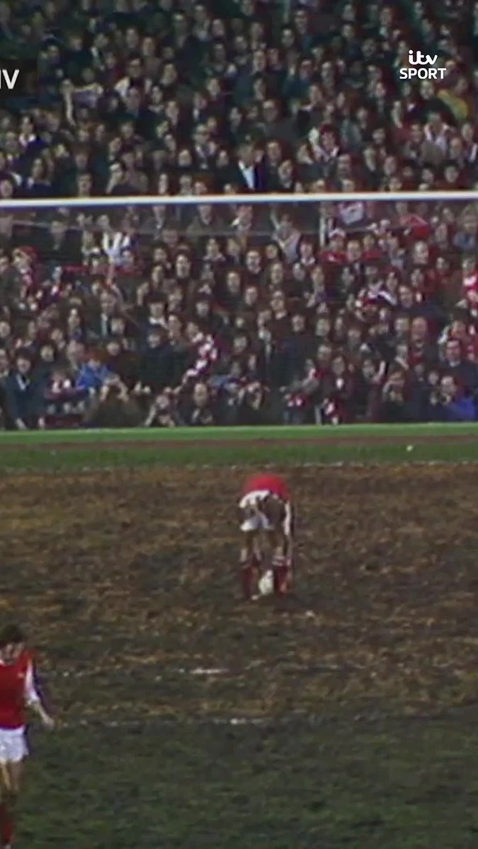 Just look at the state of this pitch 😅 Alan Ball makes it 2-0 to the Arsenal v Liverpool in 1975🎯 #ITVFootball