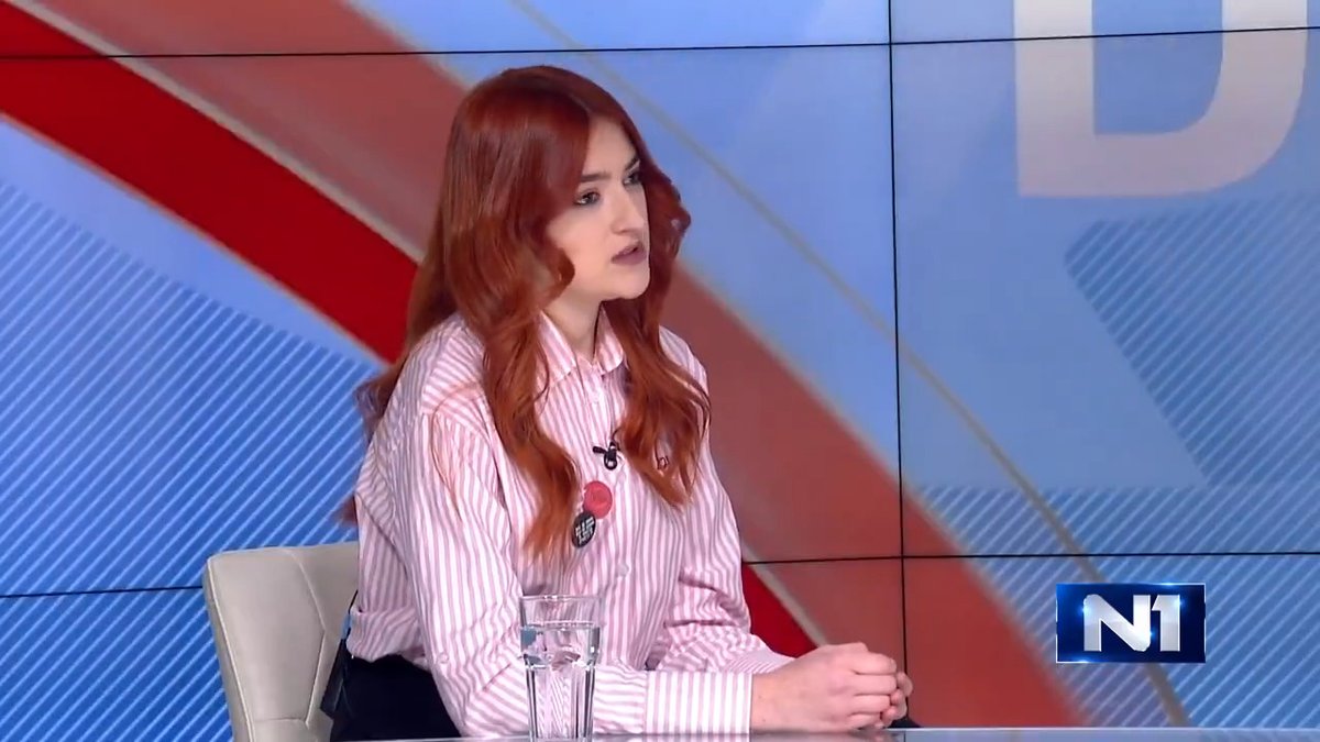Studentkinja Učiteljskog fakulteta Natalija Obradović objasnila je u #DanUživo sa Maja Dragić 🍓 od čega zavisi i da li će i ostali fakulteti u Srbiji slediti poteze Filozofskog u Novom Sadu - blokadu i bojkot nastave. Objasnila je i deo ideja koje će studenti predstaviti na protestu 27. januara u Beogradu. "Videli smo scene policijske brutalnosti i kršenja autonomije univerziteta. Istakla bih dekana Milivoja Alanovića i njegove pretnje 5. septembrom (kada je policija upala u kampus i fakultete). Došli smo u situaciju da čovek koji je na tako visokoj poziciji jedne ustanove preti svojim studentima i kolegama policijom, a svestan je do koje mere to može da ide", osvrnula se na jučerašnje dešavanje u Novom Sadu.