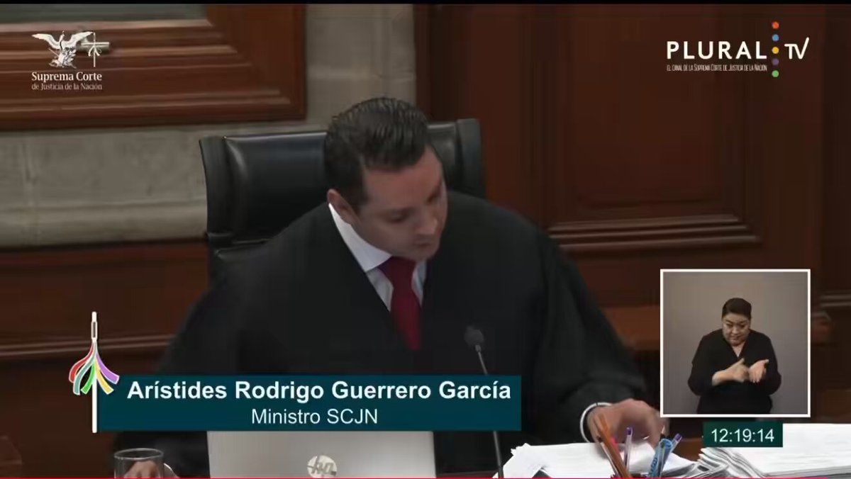 INE PROVOCA FRICCIÓN EN LA NUEVA CORTE ENTRE EL BLOQUE NEGRO Y LOS OTROS MINISTROS ¿El INE puede o no interponer controversias constitucionales en el ámbito nacional y local? Parece que esta integración de la Corte dice que no. Básicamente el bloque negro. Le van a votar en contra al proyecto donde revoca el acuerdo de desechamiento, le dijeron que NO se puede modificar la Constitución a voluntad porque eso le toca a morena. Lenia Batres, Hugo Ortiz, María Estela Ríos, Irving Espinosa, Yasmin Espinosa se han pronunciado en contra del proyecto del ministro Chicharrón. Solo se han pronunciado a favor el Ponente y el ministro Giovanni Figueroa. Escuchen estos seis minutos con tres intervenciones que son una joya de la FRICCIÓN entre los y la ministra de la nueva Corte del acordeón.