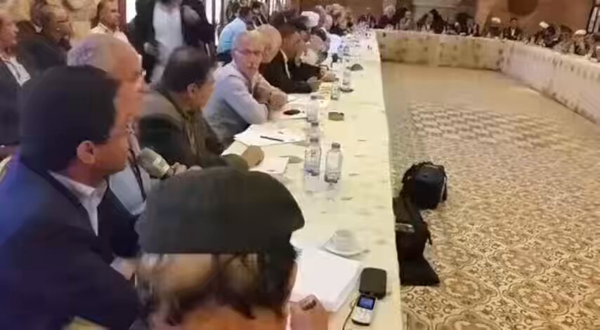 كلما انتقدت حقبة الإمارات 🇦🇪 في اليمن، يعلّق كثير من ذبابها الإليكتروني بهذه الصورة على تغريداتي، ولا أدري متى وأين تم استعباد أنيس منصور في السعودية، علمًا بأن المملكة ألغت العبودية رسميًا في 6 نوفمبر 1962. ويبدو، بحسب هذا المعلومة الجديدة، أن السفير محمد آل جابر هو آخر مالكٍ للعبيد في تاريخ المملكة! وأن آخر عبد تحرر كان «أنيس منصور» في 2019، وعليه أتمنى من محرري موسوعة ويكيبيديا تعديل هذه المعلومة في موقعهم. أما أنا، فقد تمتّعت بسقفٍ عالٍ من الحرية في المملكة، وقلتُ من الرياض ما لم أستطع قوله من صنعاء ولا في بيروت. وتسببتُ بإحراجٍ لكثيرين، من بينهم سعادة السفير محمد آل جابر وأصدقاء أعزاء آخرون من المسؤولين السعوديين، بسبب معاركي الجانبية وكتاباتي التي كانت مجنونة أحيانًا في تلك المرحلة «قبل ظهور ضرس العقل لدي»، والتي يستحقون عنها اعتذاري اليوم. ولولا ثقتهم بي، وإدراكهم أنني أحب السعودية وشعبها، وأني مارستُ الجنون ذاته في صنعاء ما تسبب في ضربي من «الزينبيات» ثم اعتقالي من قبل الحوثيين، وفي الضاحية الجنوبية لبيروت، بل وفي ندوة لحزب الله عام 2015، دافعت عن السعودية 🇸🇦 ما سبب لي مشكلة مع الحزب اضطررت على إثرها لمغادرة بيروت مع أسرتي إلى الأردن، وذلك قبل أن تربطني بالمملكة أي علاقة، وقبل أن تطأ قدماي الرياض أصلًا، ولولا فهمهم لشخصيتي ما تحملوني. أما بخصوص المبالغ المالية التي زعم أنيس منصور أني تلقيتها في تغريدته، فأؤكد أنني لم أستلم ريالًا واحدًا من مكتب السفير محمد آل جابر. وأُقرّ بأنني استلمت أضعاف تلك المبالغ، من جهات أخرى كثيرة، سعودية وغير سعودية، وبعملات متعددة: الريال، والدولار، واليورو، والجنيه الإسترليني، بل وحتى مبلغًا ولمرّة واحدة باليوان الصيني. وأنتظر قريبًا توقيع عقد مع جهة روسية، ليدخل الروبل ضمن سلة العملات التي أتقاضاها، نظير ما أقدمه من استشارات وأوراق عمل تتعلق بالملف اليمني وملفات أخرى في الشرق الأوسط والمرتبطة بما يسمى «محور المقاومة»، وبحركة الحوثيين على وجه الخصوص، باعتباري خبيرًا فيها. وقد صرّحتُ بذلك في 2022 في لقاء وثائقي من أربعة أجزاء مع قناة MBC، ضمن برنامج السطر الأوسط، مع الإعلامي المتميز مالك الروقي (مالك الروقي). ومع ذلك، سأطلب من السفير محمد آل جابر محمد ال جابر تلك المبالغ — وبأثرٍ رجعي منذ عام 2017 — إذا كانت فعلًا مُدرجة ضمن مصروفات مكتبه، ما لم فسأُضطر آسفًا إلى رفع دعوى قضائية ضده 😎. —— ملاحظة: الصديق أنيس منصور لا يتورع عن الكذب وتلفيق أي تهمة وادعاء حديث مع شخص فقط بمجرد أن يلتقط معه صوره، ويفجر في الخصومة، ويتحدث بما لا يليق، فليس عنده حدود، لكنه على المستوى الشخصي طيب وودود. ومع ذلك يفضل أن لا تقابله إلا في حضور شهود فقط، كيلا ينسج رواية لاحقًا وينسبها إليك 😁.