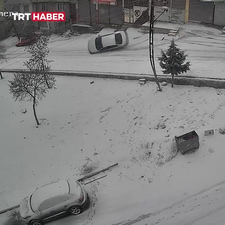 Gaziantep'te kar nedeniyle kayan bir otomobil, duvara çarparak devrildi.