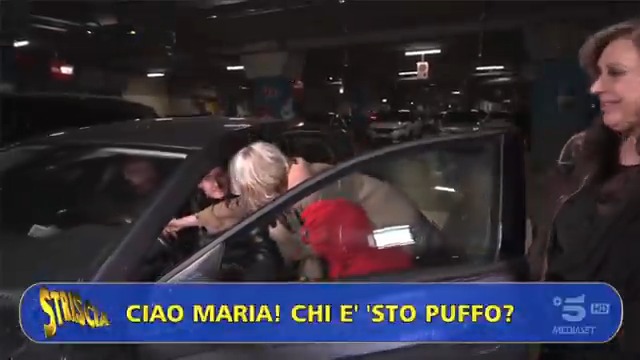 "Oh è Maria De Filippi. Chi è sto puffo?" #Striscia