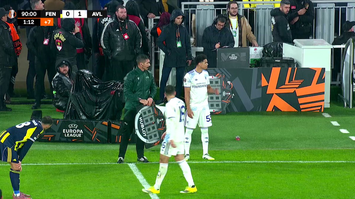 Ça a chauffé entre Unai Emery 🇪🇸 et Youri Tielemens 🇧🇪 !!! 😳 L’entraîneur espagnol a bousculé son joueur après l’avoir remplacé. 😬 🎥 CANAL+ Foot