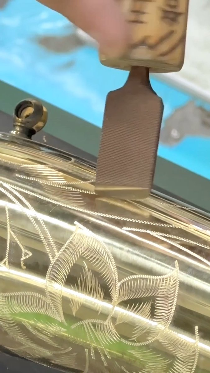 サクソフォンの管体に施された彫刻🎷 静岡県磐田市の管楽器工場では、 ベテラン職人の手作業により、 丁寧に仕上げていきます。 経験と技術を必要とするこの作業。 鮮やかな手さばきをぜひご覧ください! #ヤマハ #管楽器 #サックス #サクソフォン