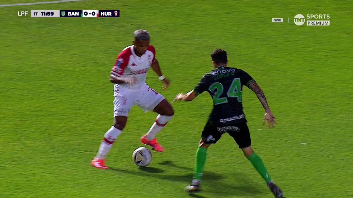😅🇦🇷 En Banfield-Huracán el árbitro tiene un SILBATO QUE NO SE ESCUCHA y siguieron jugando cuando el 1T había terminado.