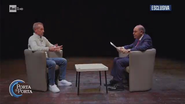 "Lei e sua moglie cercavate ragazze implumi per sesso". Vespa legge le "stringhe automatiche" di Bossetti. #portaaporta
