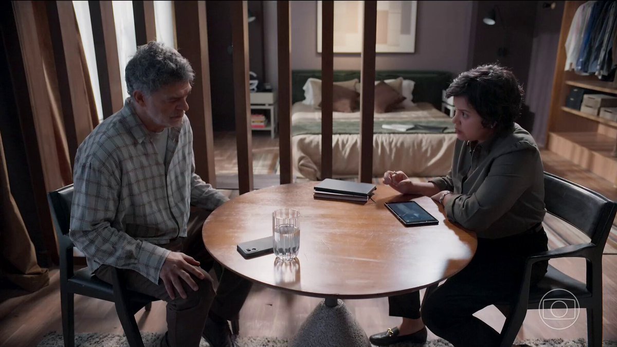 "Como vai denunciar a casa de farinha? Liga eu ou voce?" "Voce, eu to morto." "Mas eles tambem me mataram." "Mas eu fui morto duas vezes." ESSE DIÁLOGO. #Tresgraças