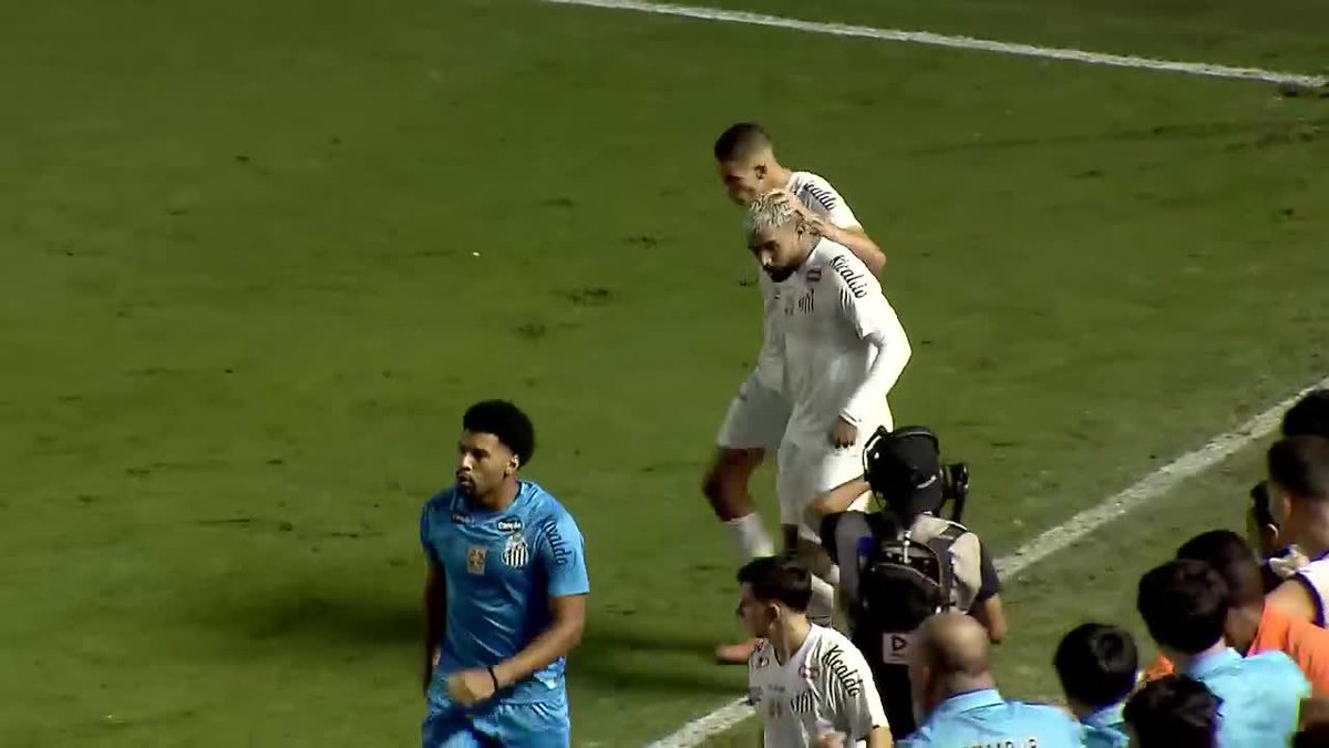 O gol de falta de Gabigol, que deu o empate ao Santos no fim do clássico contra o Corinthians. 🎥 ge