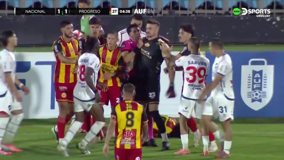 ¡TRANQUILOS, MUCHACHOS! Se calentó la semifinal entre Nacional y Progreso. #CopaDeLaLigaAUFEnDSPORTS ¡Se juega por #DIRECTV y #DGO!