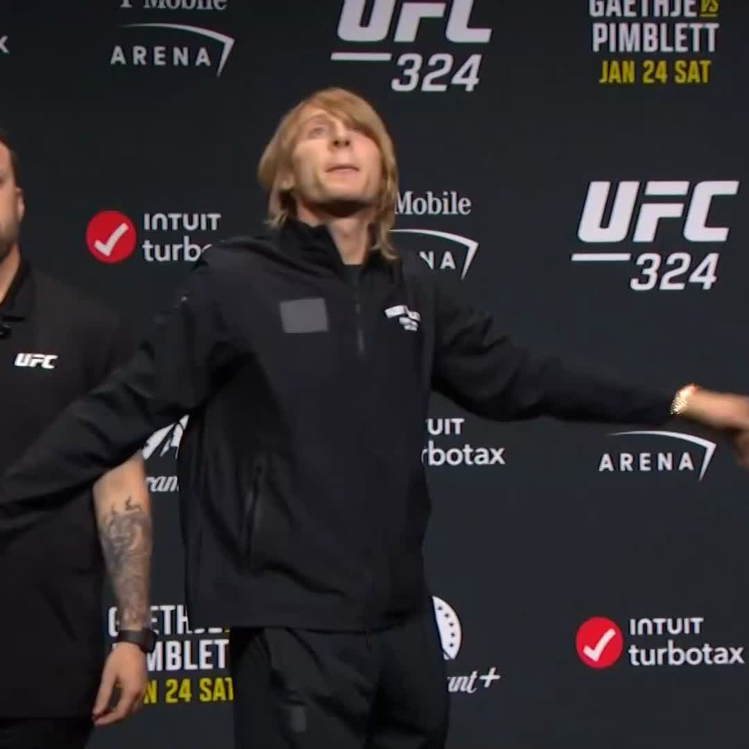 Justin Gaethje was so surprised at Paddy's height he had to check his shoes 😅 🎥 UFC