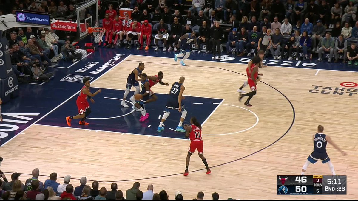Matas from a step inside the free throw line! 😱 Fourteen | Chicago Sports Network