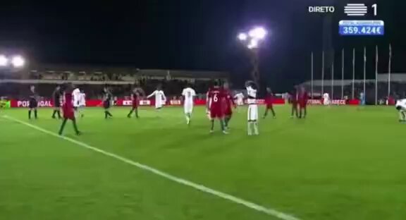 ممكن هذا أغرب مقطع تشوفه في حياتك نيفيز قبل لا يجي وقبل الصندوق يطلب ياسر الشهراني التيشيرت والشهراني ينادي سالم عشان يعطيه التيشيرت بعد كيف وليش وشلون؟ ما ادري