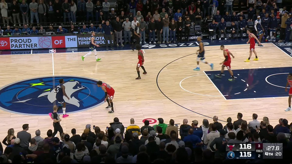Ele de novo. Tre Jones, de 1,85m de altura, mais uma vez salvou o Bulls. Trancou o Ant-Man no fim, acertou a cesta da virada e forçou um turnover decisivo nos segundos finais. Esse cara recebe 8 milhões por ano. Um dos melhores contratos da NBA.