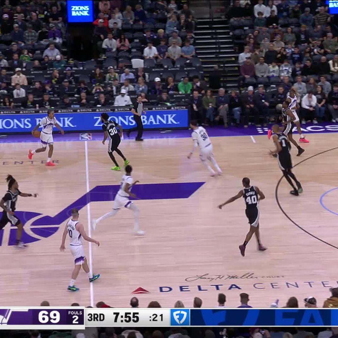 VIC pinned it with his left hand 🤯 📺 FanDuelSN SW