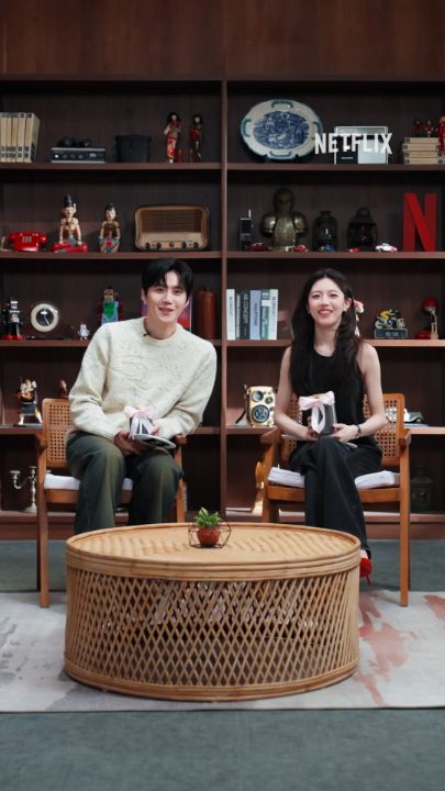 Kedengerannya kayak bahasa Korea, padahal artinya beda~ Di antara Kim Seon-ho & Go Youn-jung, siapa yang paling jago nebak? 👀