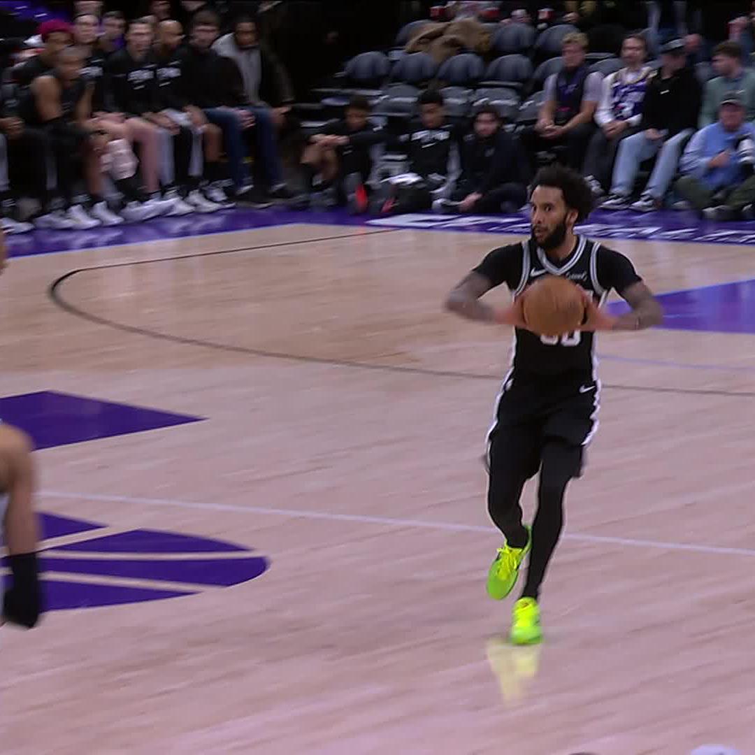 👽 Victor Wembanyama ce soir face au Jazz : 🔸26 points 🔸13 rebonds 🔸5 contres 🔸3 passes, 1 steal 🔸9/14 au tir, 4/7 de loin et 4/4 aux lancers Soirée réussie pour les Spurs, qui font un gros 4e quart-temps pour plier la rencontre. 31-14, we move !