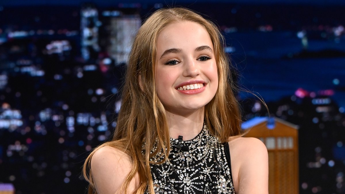 "Holly the Heroic" (Nell Fisher) gifts "Jimmy the Joyful" a friendship necklace! #FallonTonight #StrangerThingsOnFallon