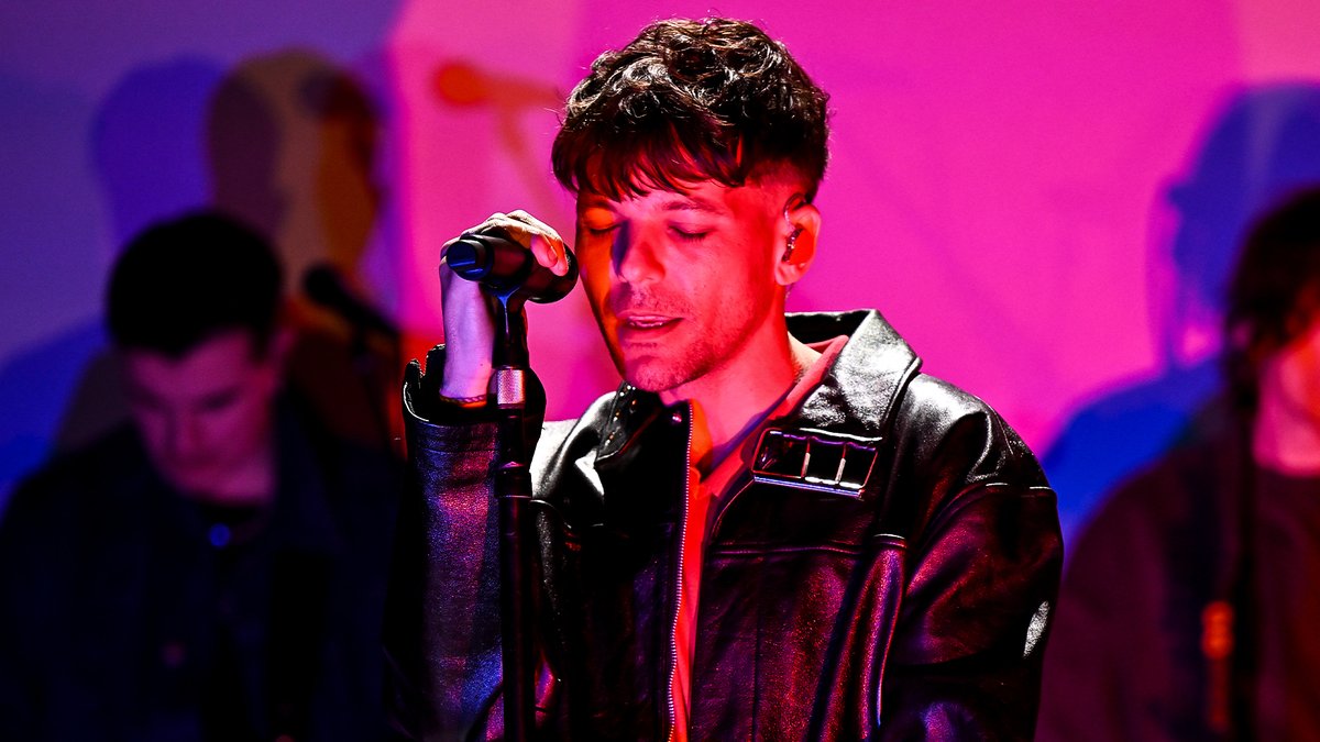 .Louis Tomlinson performs “Imposter”! Watch the full performance ⬇️ #FallonTonight #LouisOnFallon