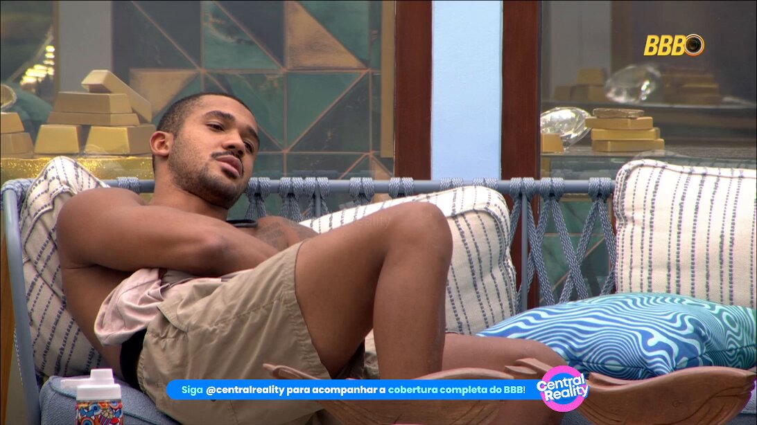 SOBROU ATÉ PRO TADEU! Chaiany comenta sobre Matheus falar de “fome mundial” pro Tadeu no ao vivo e o apresentador cortar. Matheus: "Vai ele [Tadeu] tomar água coco e ficar naquela condição..." #BBB26