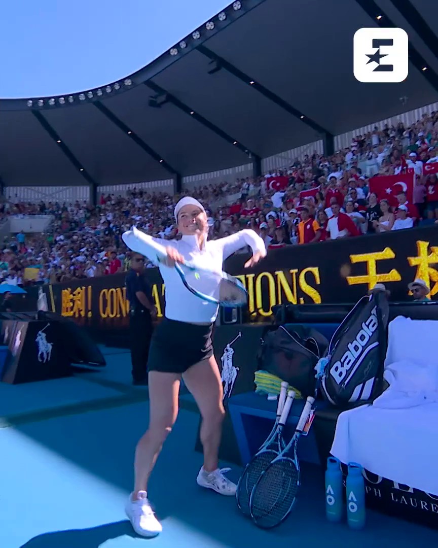 🤣 Vous avez demandé une célébration WTF ? C'est Putintseva qui régale (sous les huées du public) ! #HomeOfTennis #AusOpen