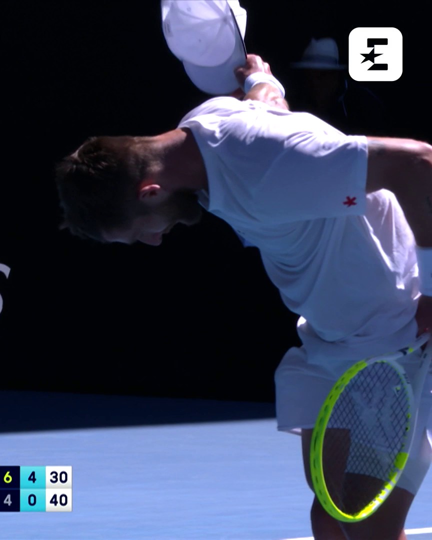 🤩 Tweener, lob venu d'ailleurs, superbe volée et célébrations avec le public : Moutet a fait le show contre Alcaraz ! #HomeOfTennis #AusOpen