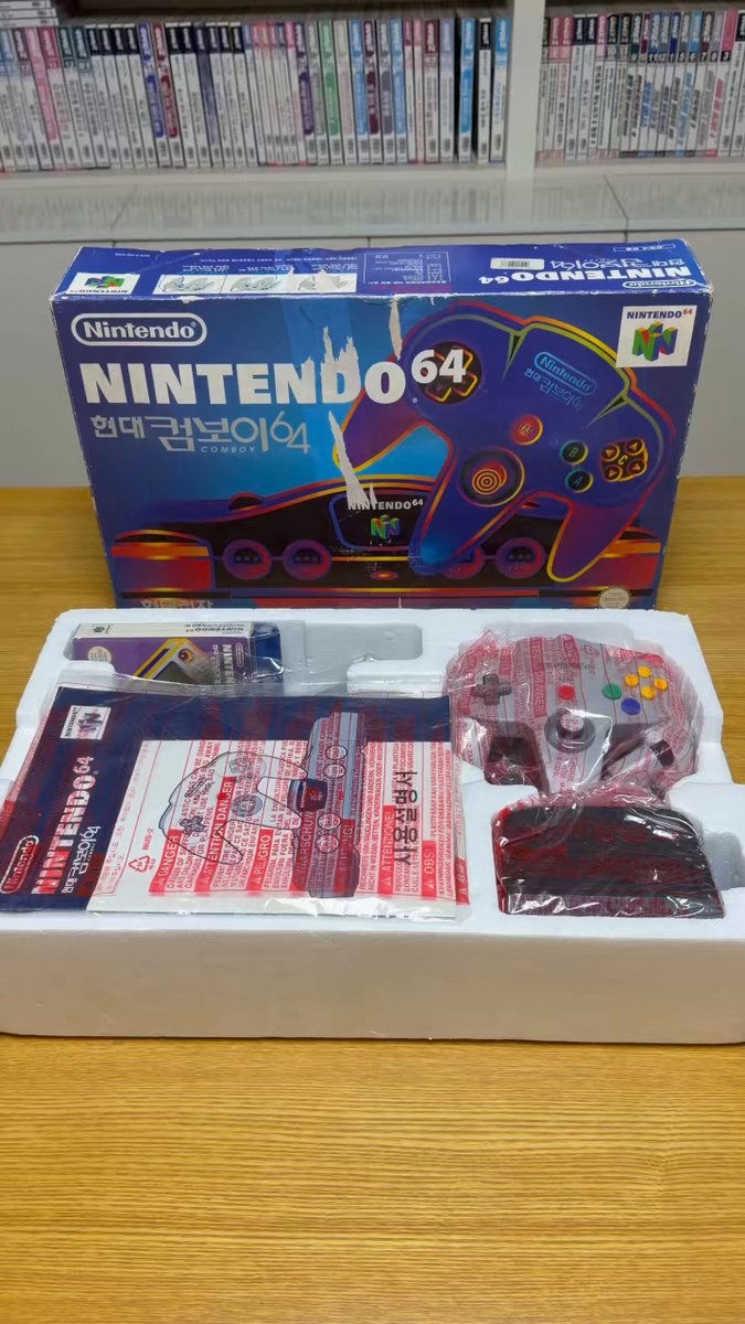 I’d like to introduce the Hyundai Comboy 64, the final Nintendo console released by Hyundai Electronics. In 1997, South Korea was hit by the IMF financial crisis, which caused the value of the Korean won to collapse. As a result, the prices of imported products skyrocketed, and many companies were pushed into bankruptcy. Hyundai Electronics was no exception. Shortly after the launch of the Comboy 64, the situation worsened rapidly. Only four titles that had already been prepared were released, after which Hyundai withdrew from the console business altogether. The number of units sold was very limited, and today, surviving hardware is considered extremely rare. After this, both Samsung Electronics and Hyundai Electronics completely exited the game console market. From that point on, Nintendo began selling its products in Korea through its own local subsidiary.