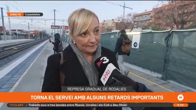 "Se suposa que l'R2 anava sense incidències, però aquí estem, com cada dia. És més estressant el tren que la feina. És una aventura, aventura Renfe." A l'estació de Castelldefels, els usuaris es queixen de la manca d'informació #Matins3Cat