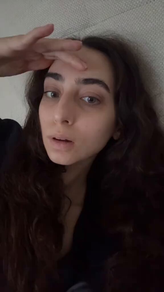 Eşinin arkadaşı eve misafirliğe gelince, odasında saklanan kadın: "Dedim ki, 'Ben evde yokum.' Güzel bir şey değil biliyorum ama eve misafir geliyor falan... Hiç benlik bir şey değil."