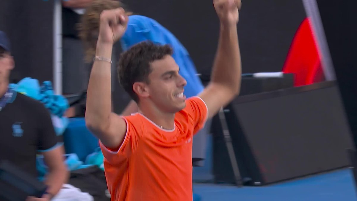 Vaya pedazo de victoria de Fran Cerúndolo. Lo que le ha corrido la pelota hoy. Ojito porque se podría enfrentar a Zverev, y le viene genial su tipo de juego. Veremos si no tenemos un bombazo con Fran, aquí.