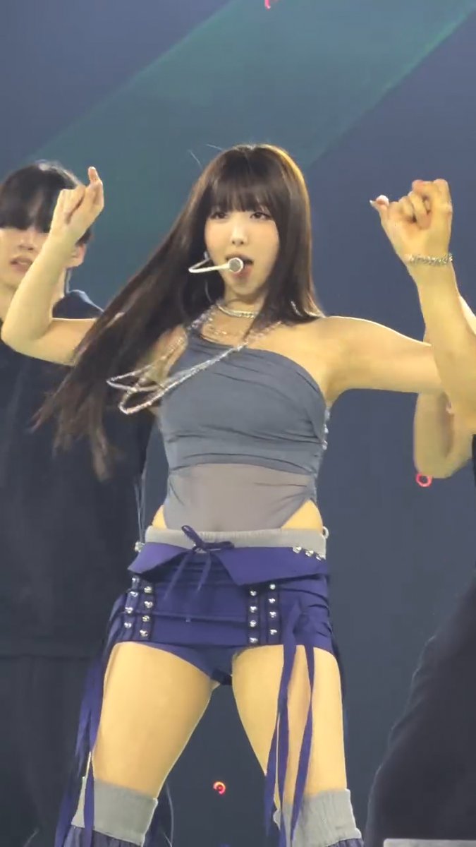 NAYEON WITH BANGS FOR MEEEEEE