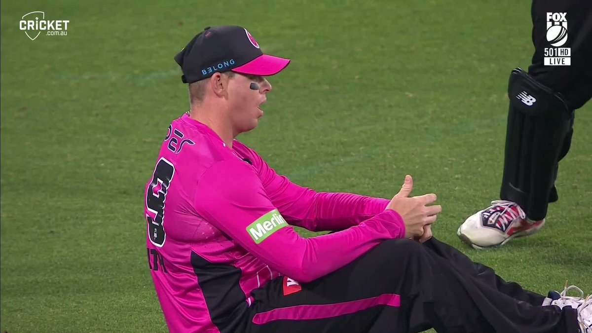 Steve Smith couldn't believe he dropped this chance off Mitchell Starc 🫣 #BBL15