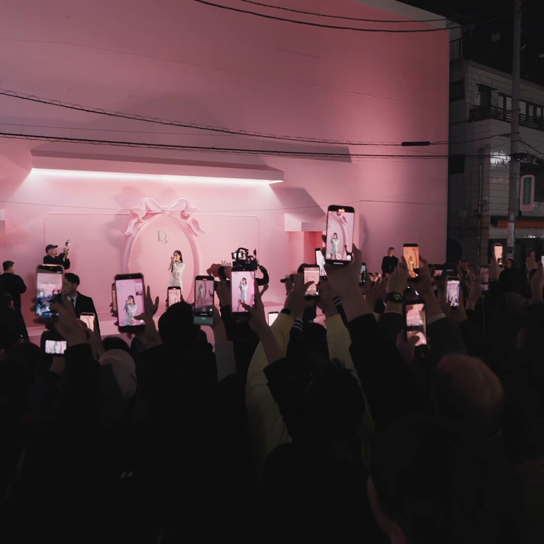 INSIDE THE DIOR ADDICT SWEET SHOP 「ディオール アディクト キャンディ ショップ」ポップアップ イベントのオープニングに、ディオール グローバル アンバサダーのジス、そしてディオール ジャパン アンバサダー新木優子と八木莉可子、ディオール ビューティー フレンド オブ ザ ハウスの永瀬廉が来場。 ディオールのエスプリが息づく、誰もが夢中になるスイートな色と香りに満ちた世界に包まれました。 ▼イベント詳細はこちら