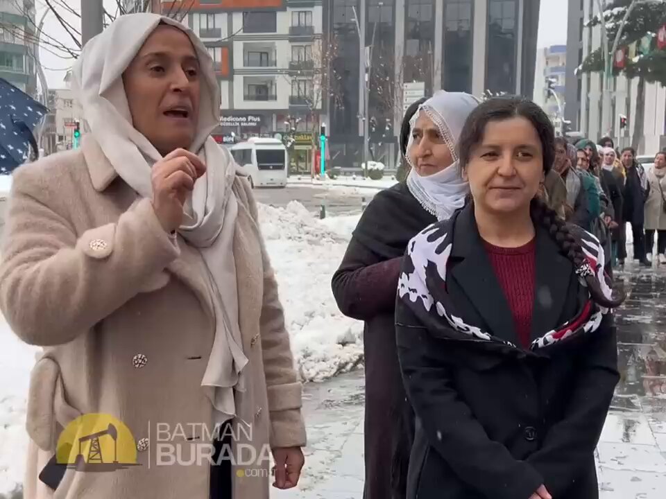 BATMANLI KADINLARDAN ROJAVA’YA DESTEK EYLEMİ 🔴Batman Dörtyol Kavşağı’nda DEM Parti İl Örgütü önünde bir araya gelen kadınlar, Rojava’ya destek amacıyla açıklama yaptı. 🔴Kadınlar, sosyal medyada yaygınlaşan saç örme akımına katılarak, Rojava’daki kadınlarla dayanışma mesajı verdi..