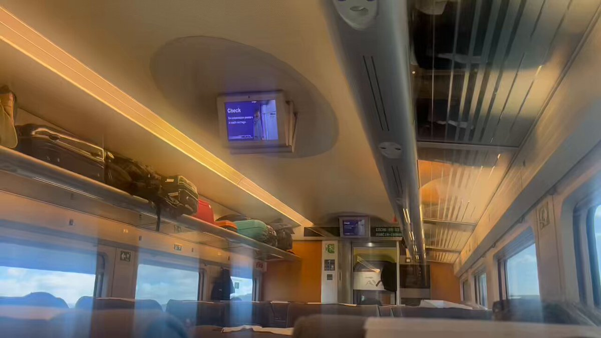 Hoy me ha tocado viajar en AVE a Alicante, y nunca había visto estas señalizaciones (y es un medio que cojo bastante). Ya lo han puesto cuatro veces... Por cierto llegaré con retraso PD: Lo he puesto en inglés porque cuando estaba en español había gente pasando...